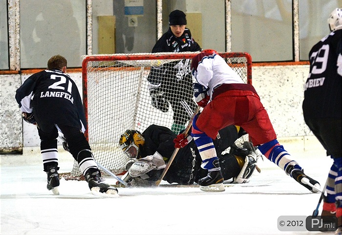 Hokejovou odvětu vyhráli mladí 9:6 - 2012