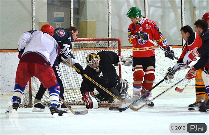 Hokejovou odvětu vyhráli mladí 9:6 - 2012