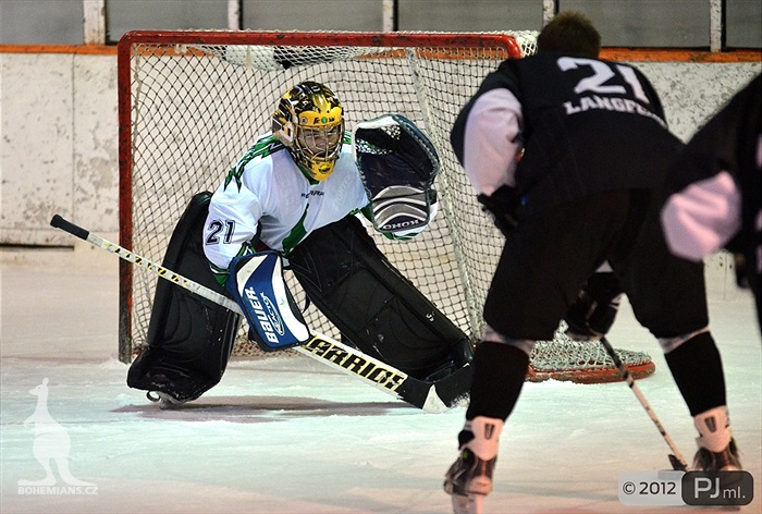 Hokejovou odvětu vyhráli mladí 9:6 - 2012