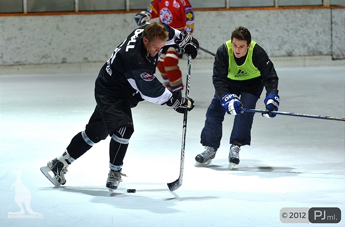 Hokejovou odvětu vyhráli mladí 9:6 - 2012