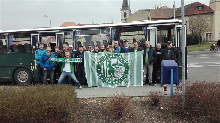 Fanklub Louny si na zájezdy do Ďolíčku pronajímá zelený autobus.