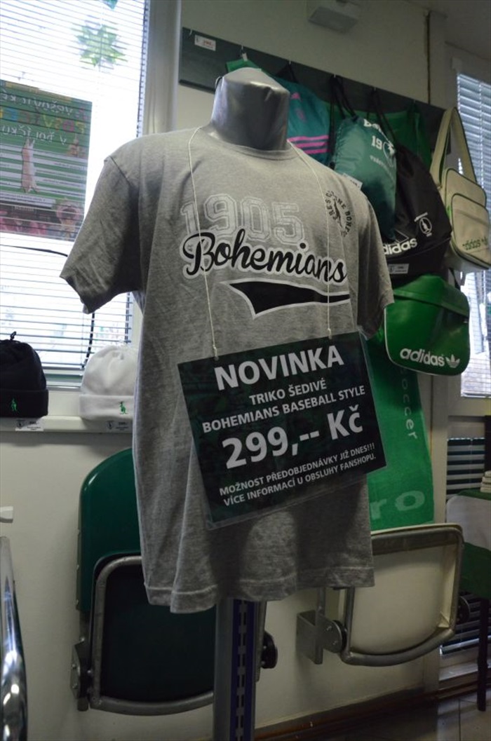 Martin Kolář prodával ve fanshopu