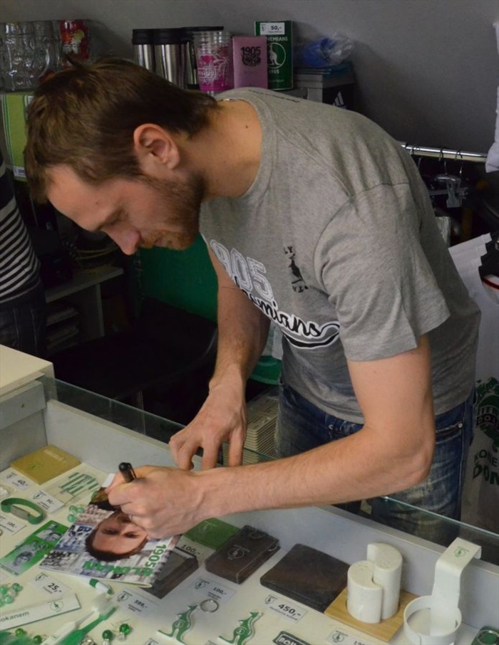 Martin Kolář prodával ve fanshopu
