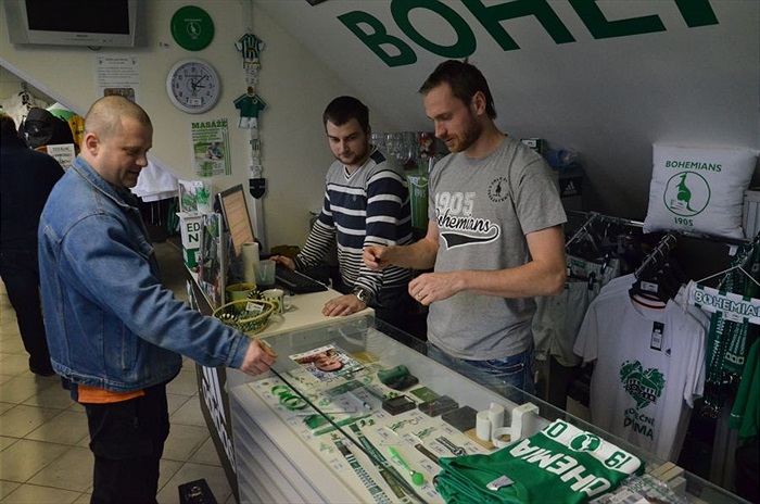 Martin Kolář prodával ve fanshopu