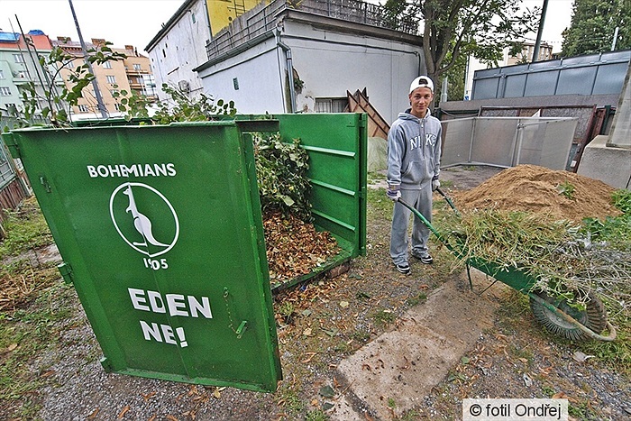 Nicolas Sumský na brigádě v Ďolíčku