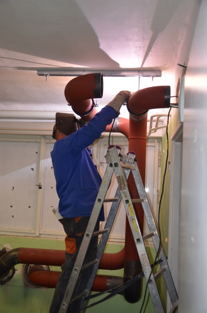 Průběh výstavby nové kotelny pro vyhřívaný trávník