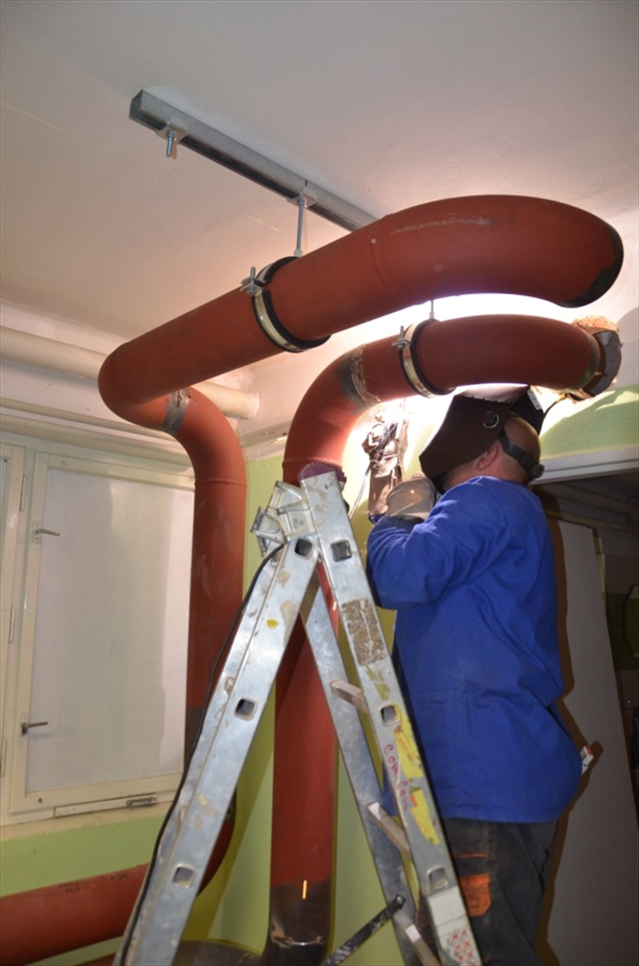 Průběh výstavby nové kotelny pro vyhřívaný trávník