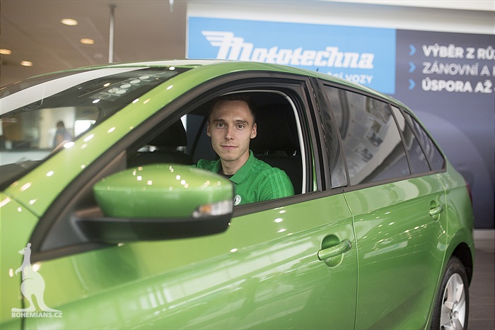 Siim Luts přebírá zánovní automobil od AAA AUTO