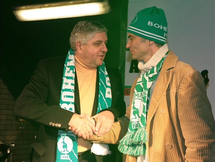 Karolovi blahopřál člen DFB 001 Ivan Trojan.