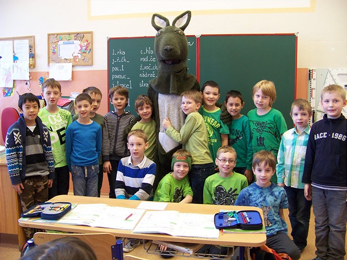 Klokan předává pololetní vysvědčení