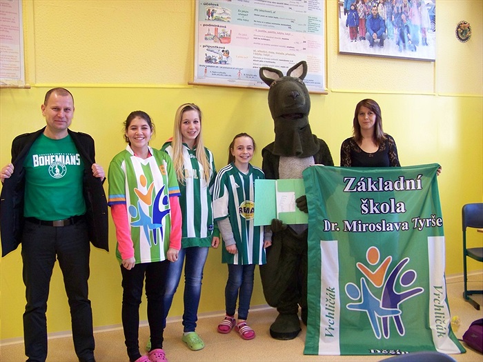 Klokan předává pololetní vysvědčení