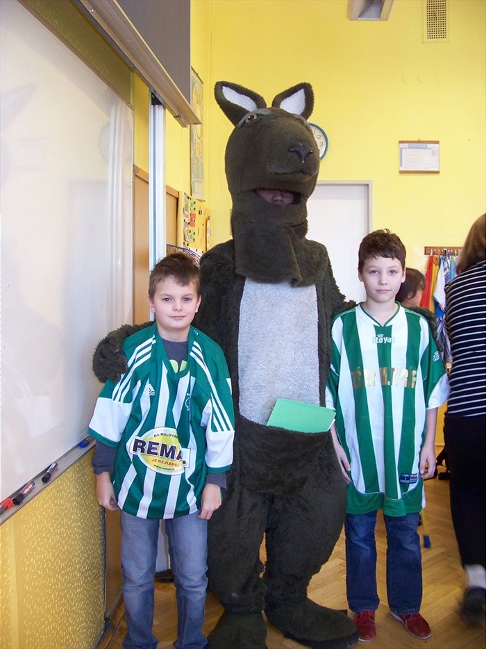 Klokan předává pololetní vysvědčení