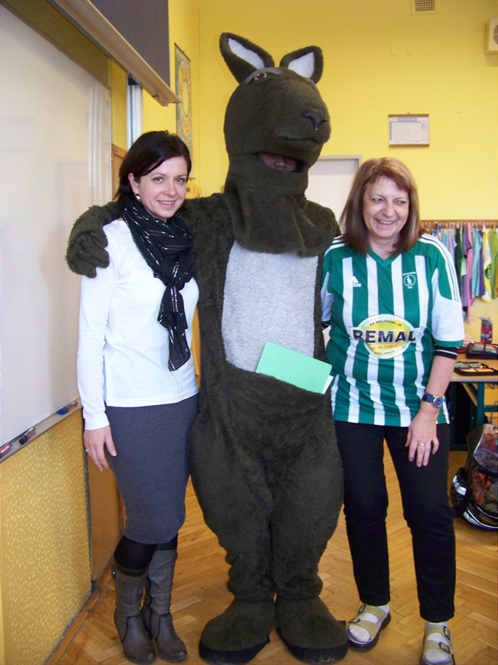 Klokan předává pololetní vysvědčení