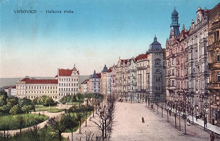 Hálkova třída, dnes Kodaňská. Takto vypadala nejvýstavnější třída města Vršovic v době vzniku AFK Vršovice.