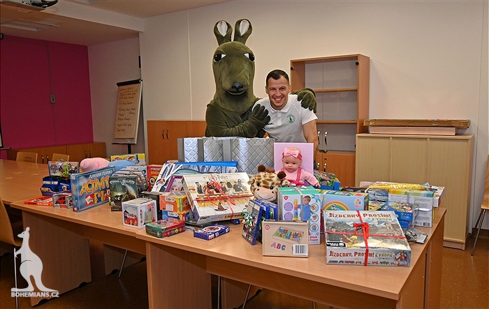 Klokani nadělili dárky dětem na onkologii v Motole.
