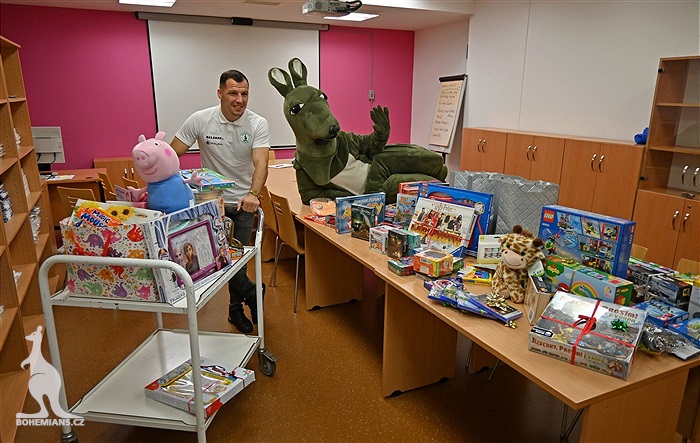 Klokani nadělili dárky dětem na onkologii v Motole.