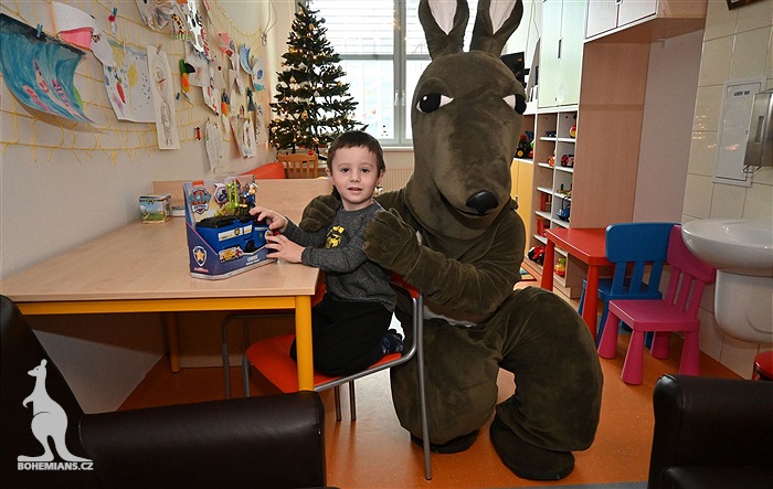 Klokani nadělili dárky dětem na onkologii v Motole.