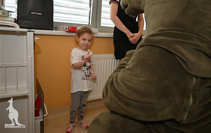 Klokani nadělili dárky dětem na onkologii v Motole.