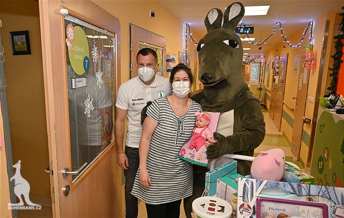 Klokani nadělili dárky dětem na onkologii v Motole.