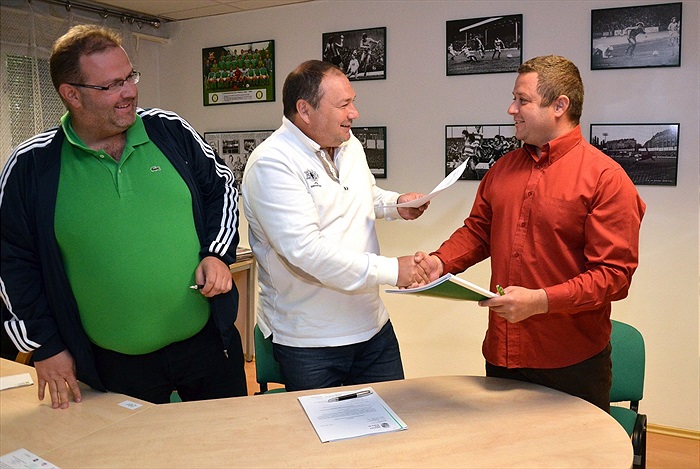 Podpis smlouvy - rekonstrukce trávníku