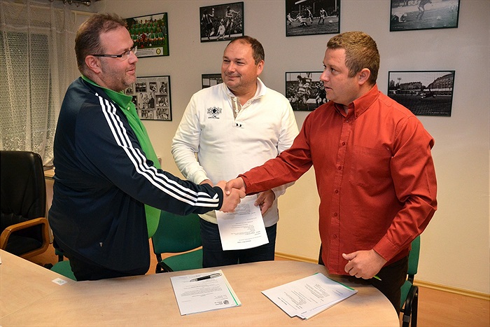 Podpis smlouvy - rekonstrukce trávníku