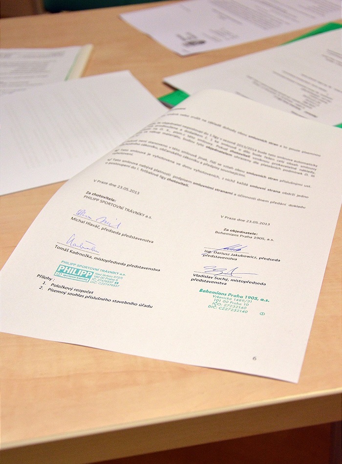 Podpis smlouvy - rekonstrukce trávníku