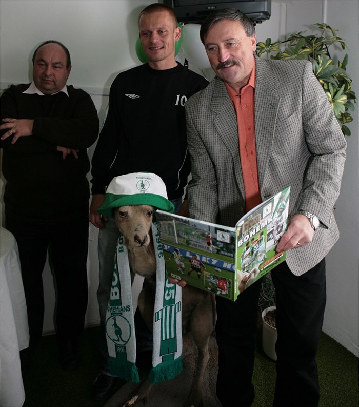 Knihu si četl i Klokan.