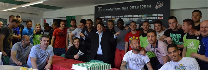 Starosta Bohumil Zoufalík přinesl hráčům slíbený dort