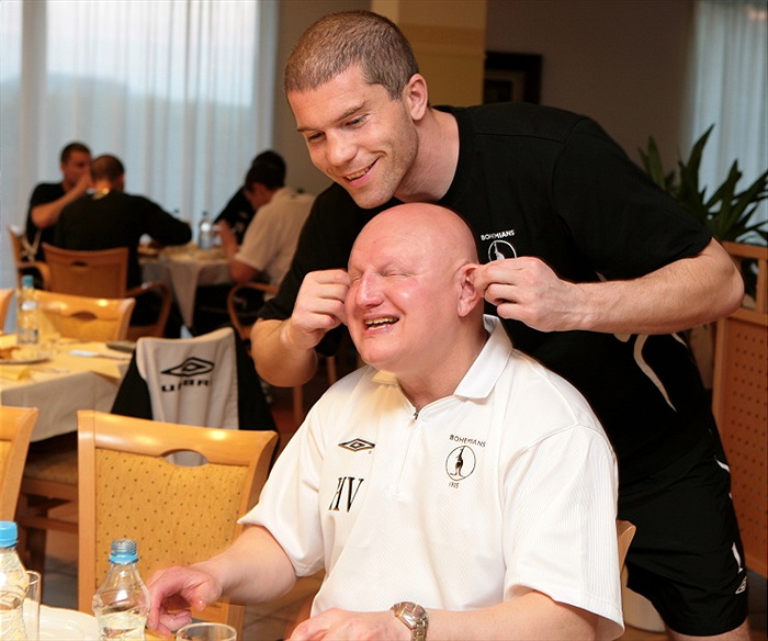 Radek Sňozík škádlí maséra Hrice.