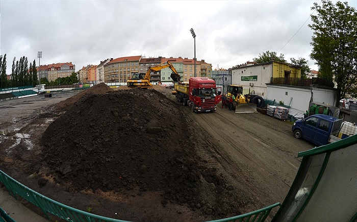 Rekontrukce trávníku - 30.5.2013