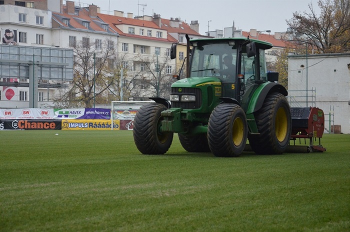 Regenerace hrací plochy před zimní pauzou