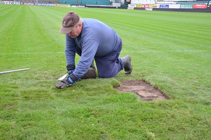 Výměna části trávníku v Ďolíčku