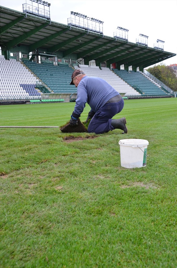 Výměna části trávníku v Ďolíčku