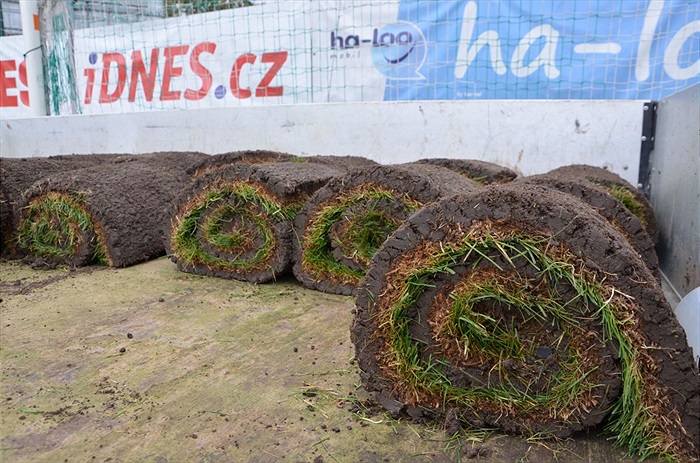 Výměna části trávníku v Ďolíčku